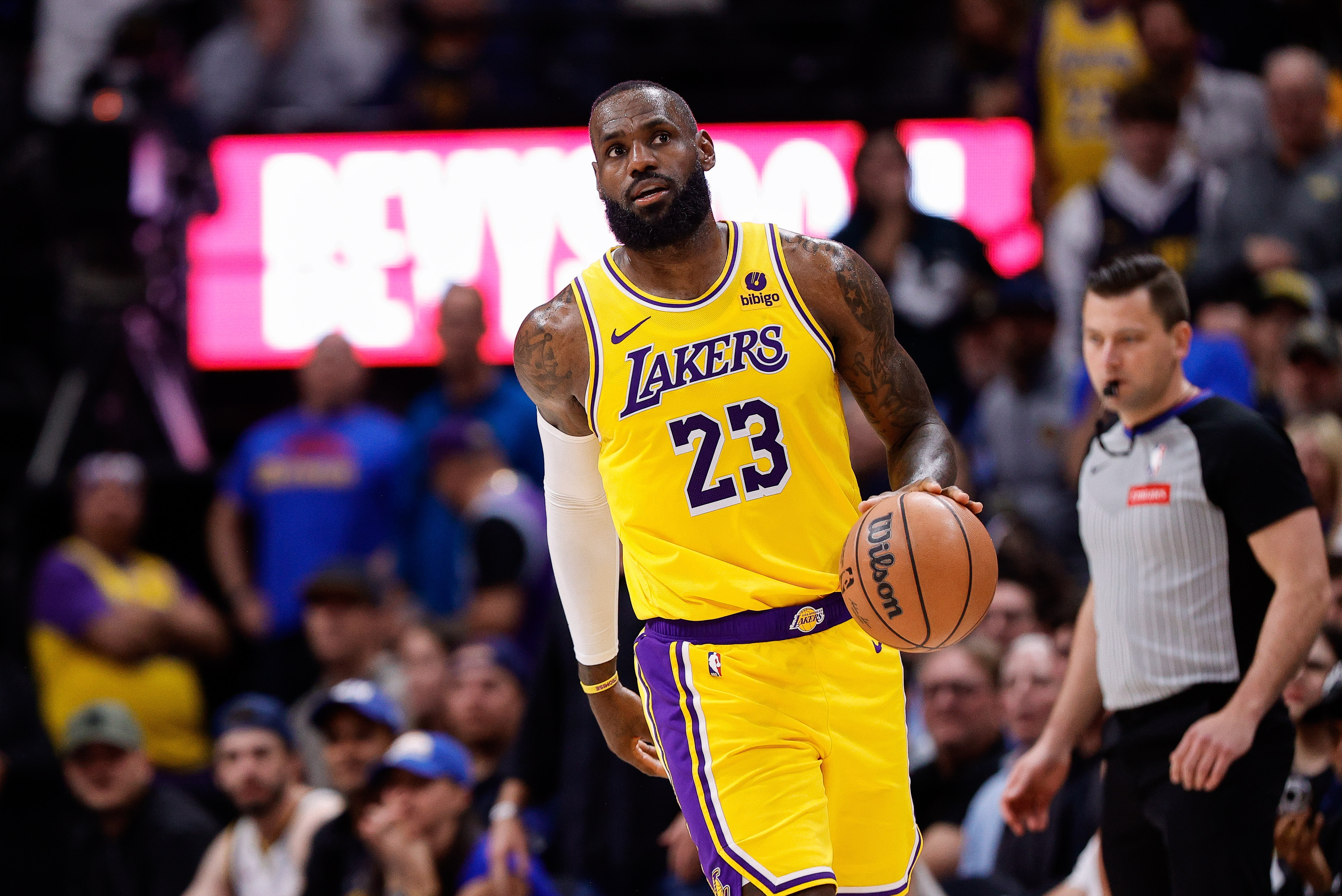 国际比赛日NBA总决赛传出新动向，洛杉矶湖人篮板制胜，管理层表态：态度坚定，赛程密集仍需轮换的简单介绍