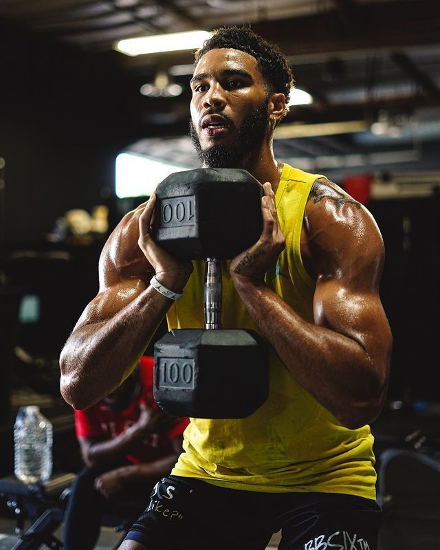  曼联训练开放日，今晚队长鼓劲引欢呼，CBA季后赛在即，身体对抗强度拉满