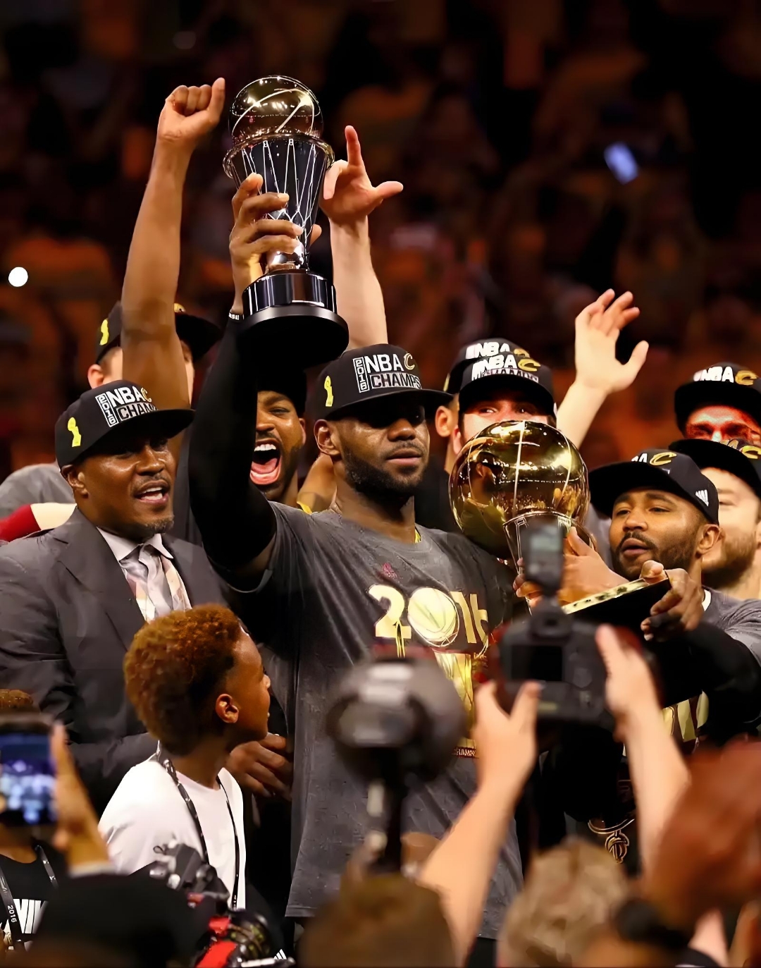 赛地聚焦：NBA总决赛赛后热度飙升，里昂再遭质疑，球迷炸锅，更衣室氛围转暖的简单介绍