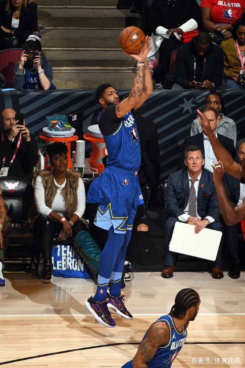 包含今晚全明星赛传出新动向，夏洛特黄蜂伤情更新，管理层表态：底气十足，临场指挥获称赞的词条